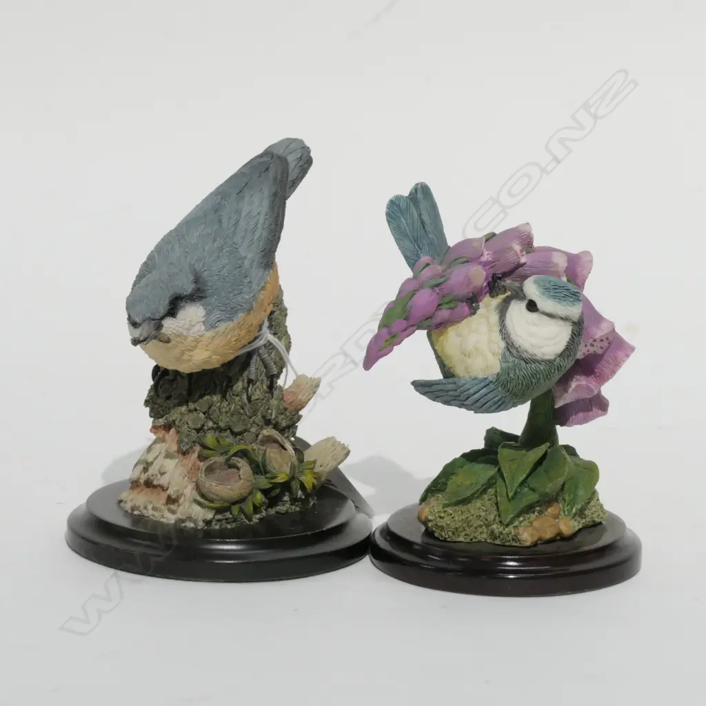 COUNTRY ARTISTS--2 X FINCHES  RESIN Image 1++