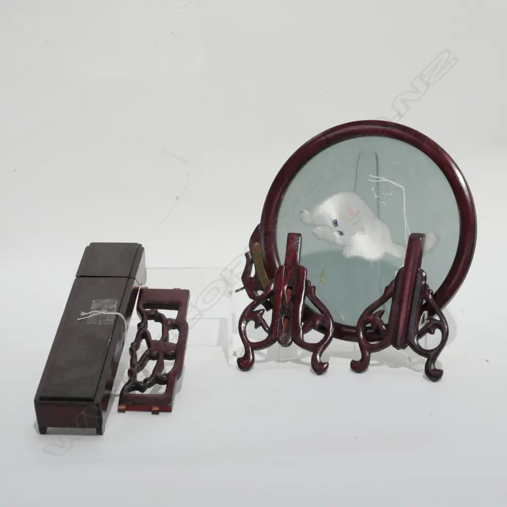 CASED CHOPSTICKS AND CAT TABLE SCREEN Image 1++