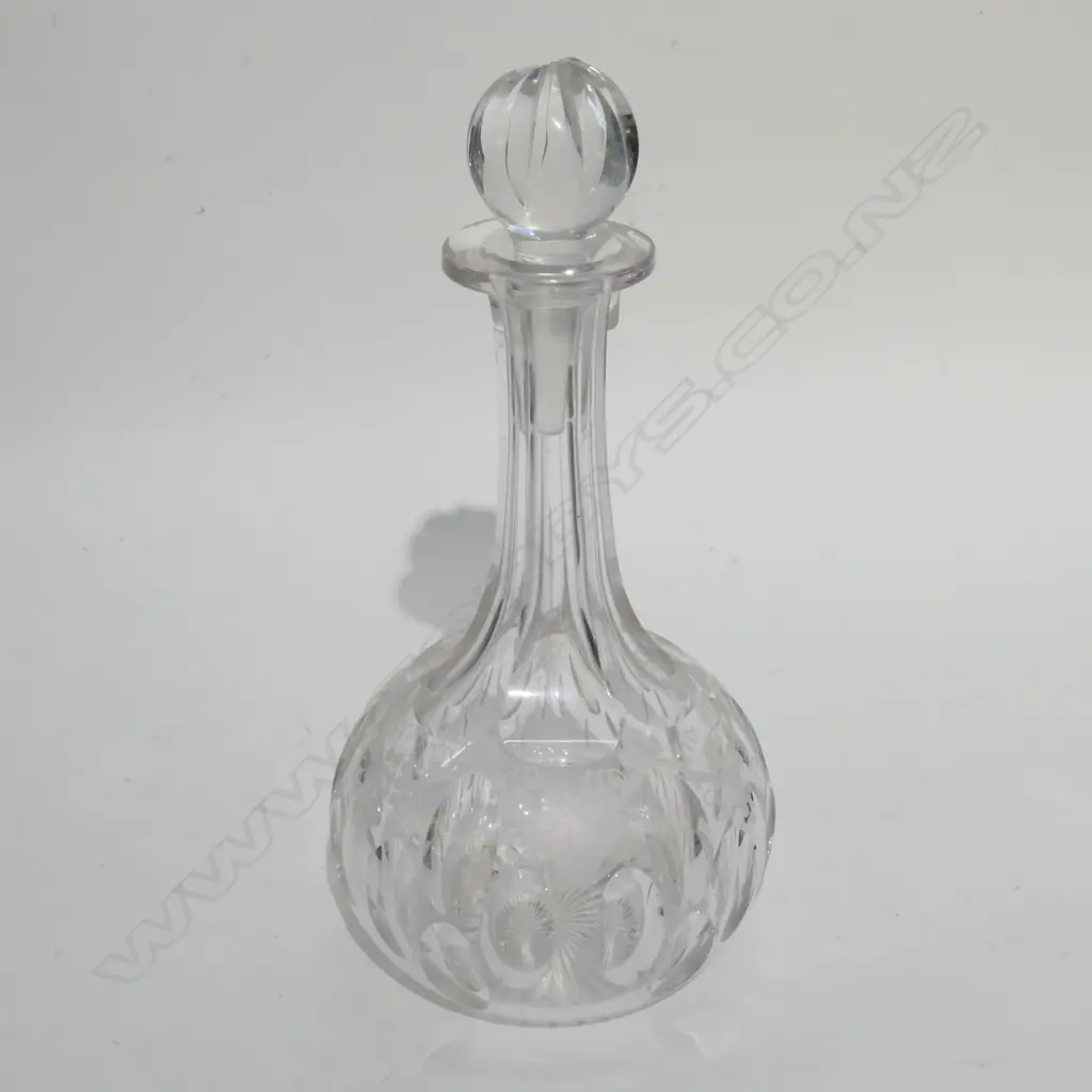 THUMBNAIL CUT & ENGRAVED CRYSTAL DECANTER Image 1++
