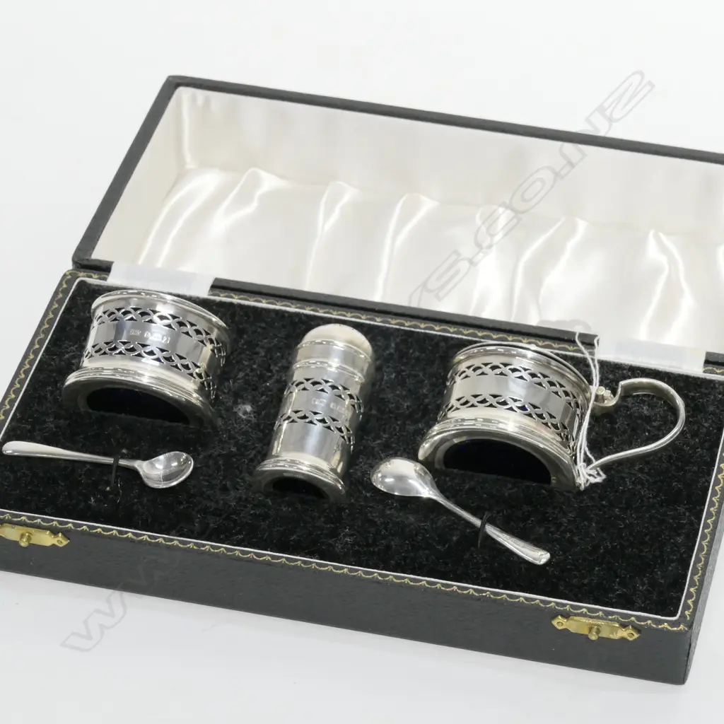 BOXED SILVER CONDIMENT SET 5 PIECE BLUE GLASS LINERS  71 GMS Image 1++