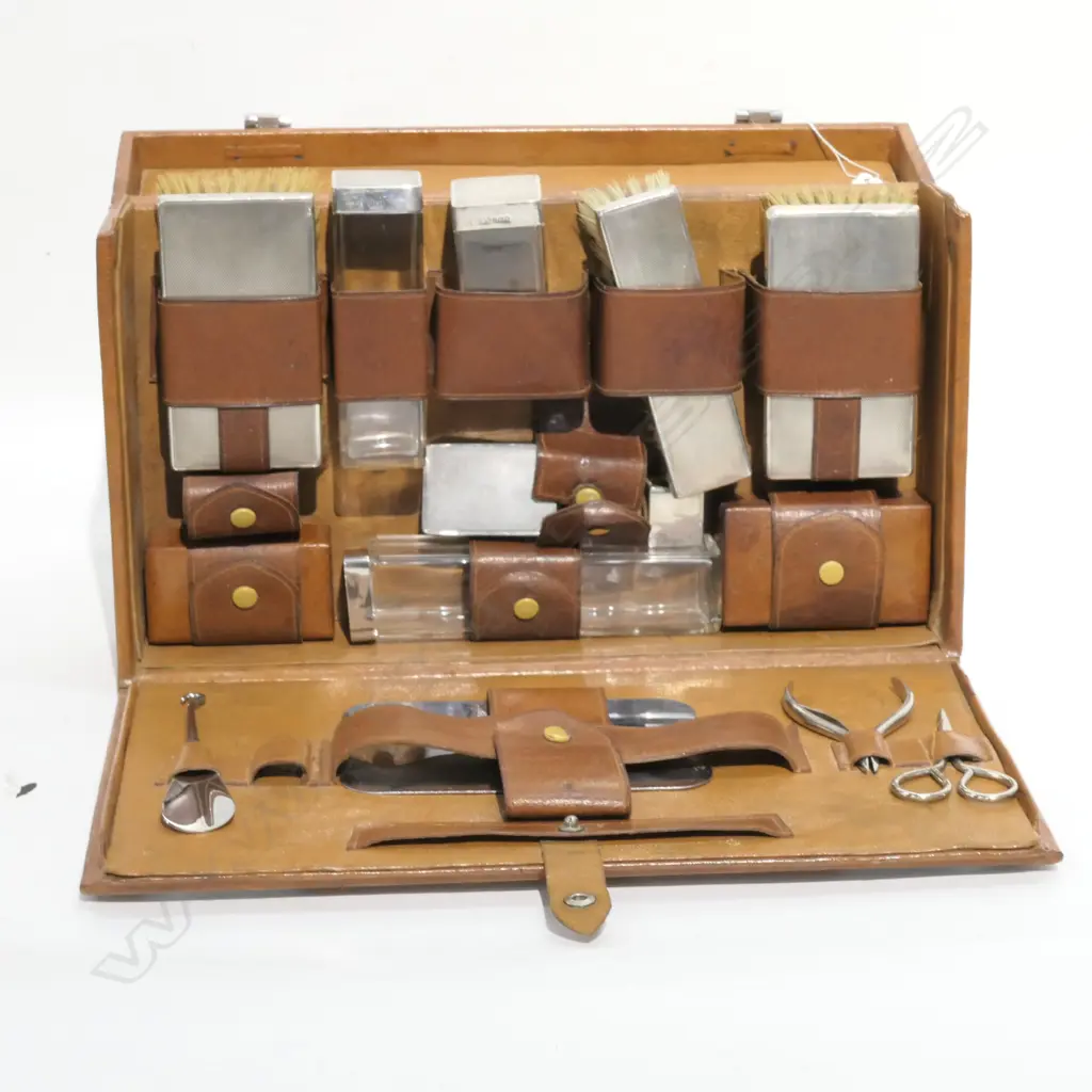 STERLING TOPPED TRAVELLING SET IN LEATHER CASE Image 1++