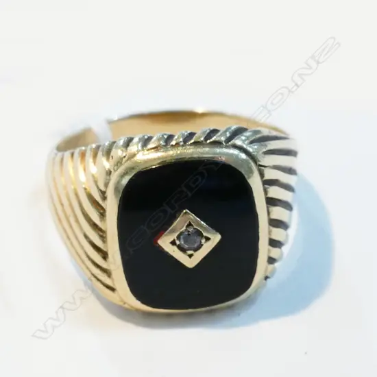 HEAVY 9CT GOLD & DIAMOND RING11.2GMS