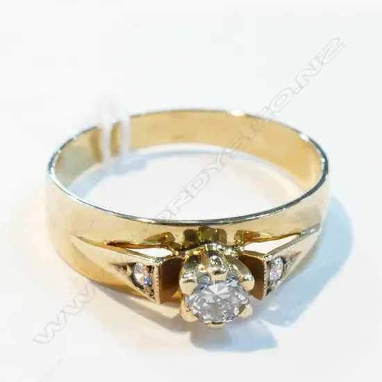 9CT GOLD AND DIAMOND SOLITAIRE RING 2.86gm
