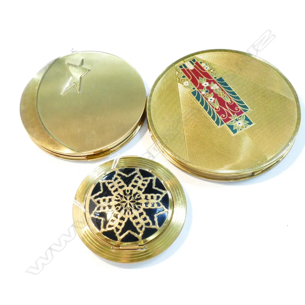 THREE VINTAGE POWDER COMPACTS Image 1++