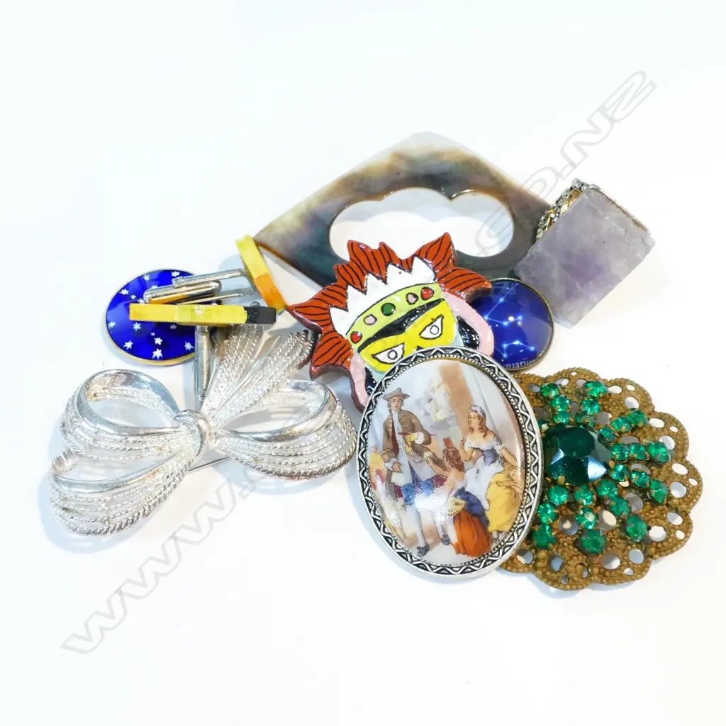 BAG OF COSTUME JEWELLERY, BROOCHES,  ETC. Image 1++