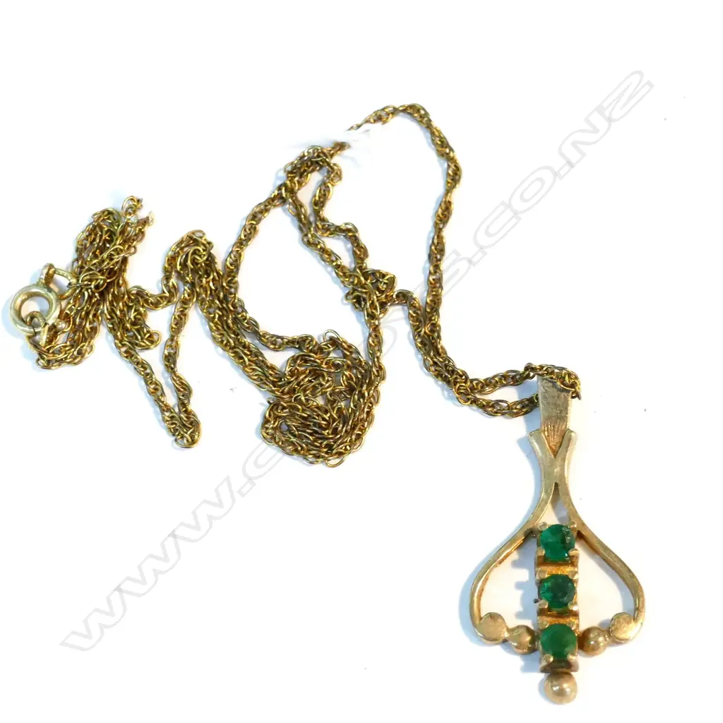 UNMARKED GOLD, EMERALD? PENDANT, SILVER GILT CHAIN 4.09gm Image 1++