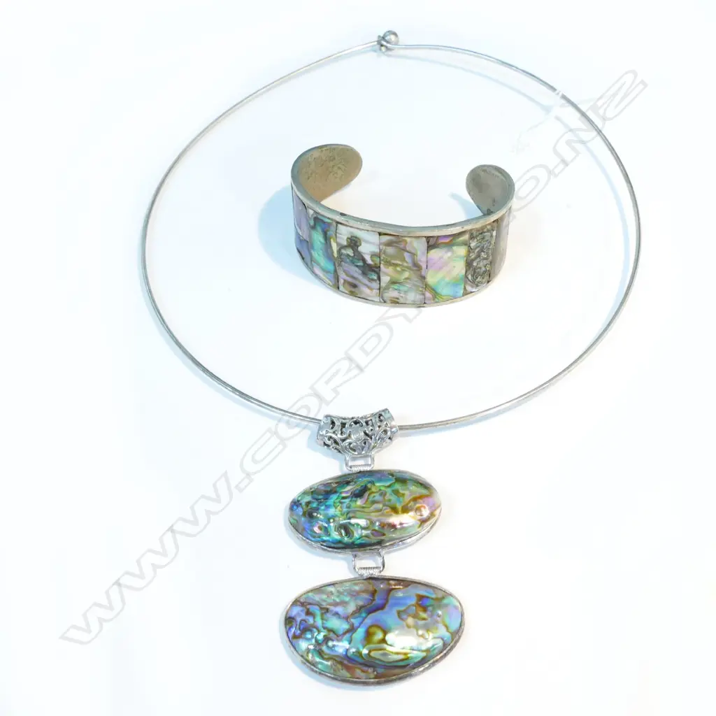 IMPRESSIVE PAUA PENDANT ON NECKLET AND PAUA BRACELET Image 1++