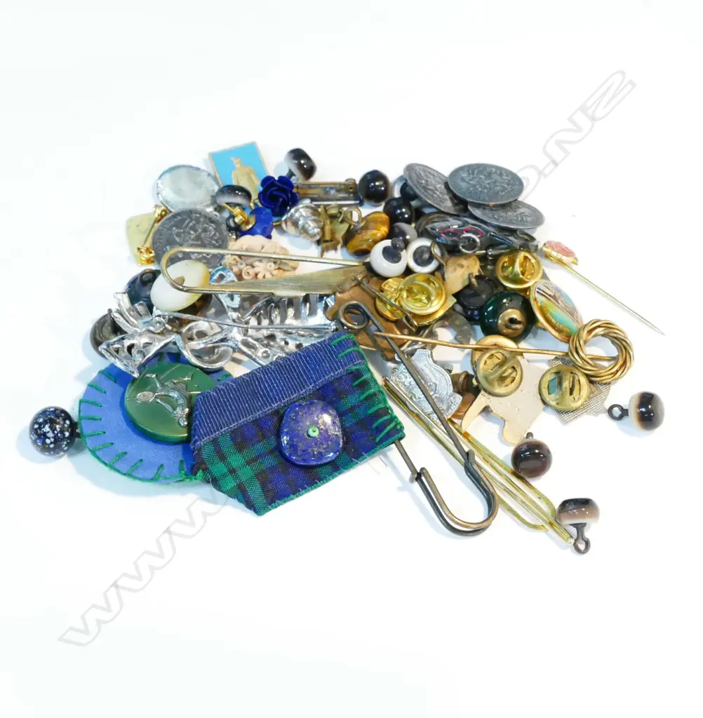 SMALL BOX OF BUTTONS & PINS & MARCASITE BROOCH Image 1++