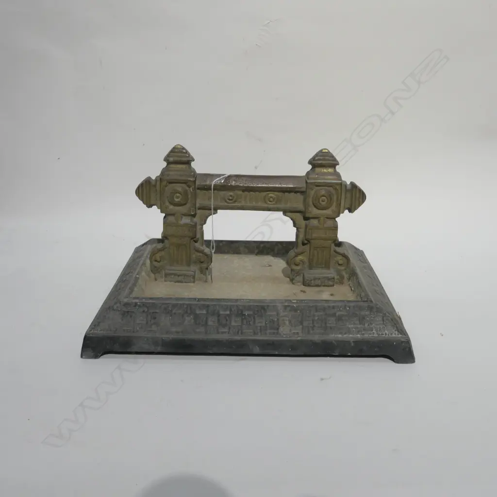 VICT. IRON FOOT SCRAPER Image 1++