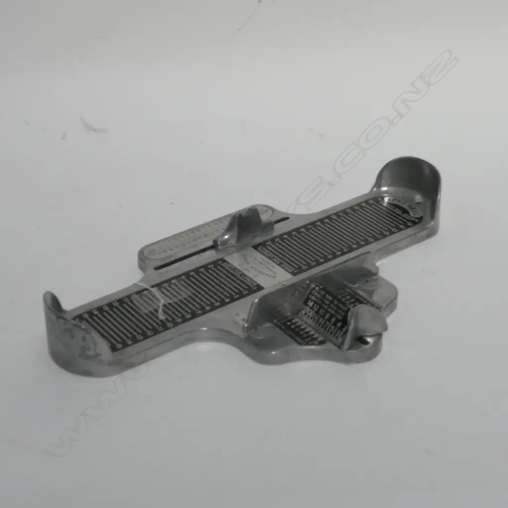VINTAGE AMERICAN FOOT SIZER Image 1++