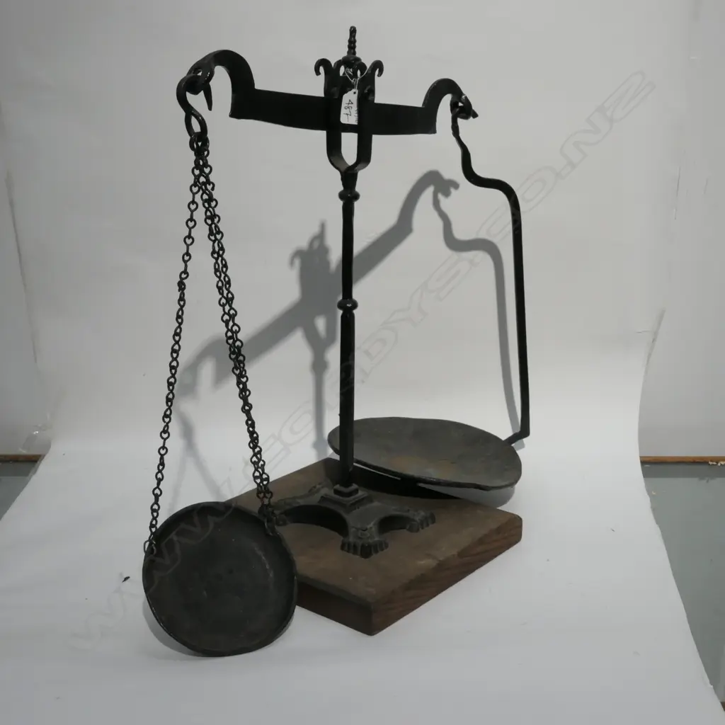 LARGE CAST IRON SCALES Image 1++