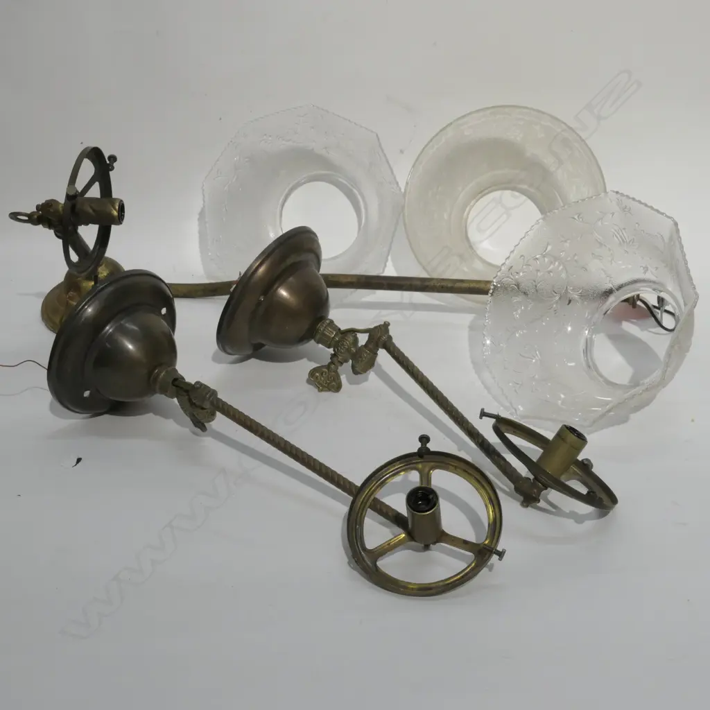 3 BRASS WALL LIGHTS Image 1++