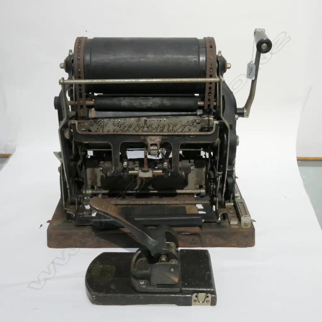 GESTETNER AND HOLE PUNCH Image 1++