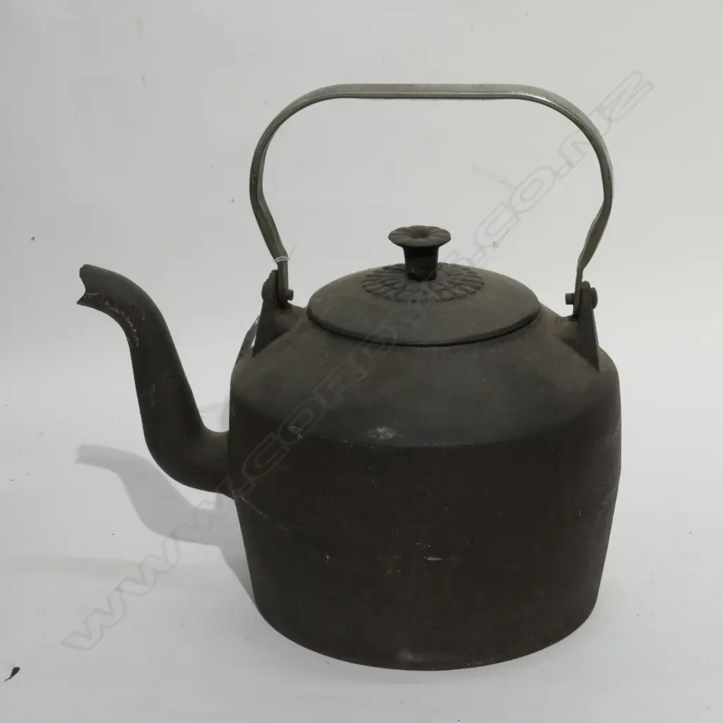 CAST IRON KETTLE  Image 1++