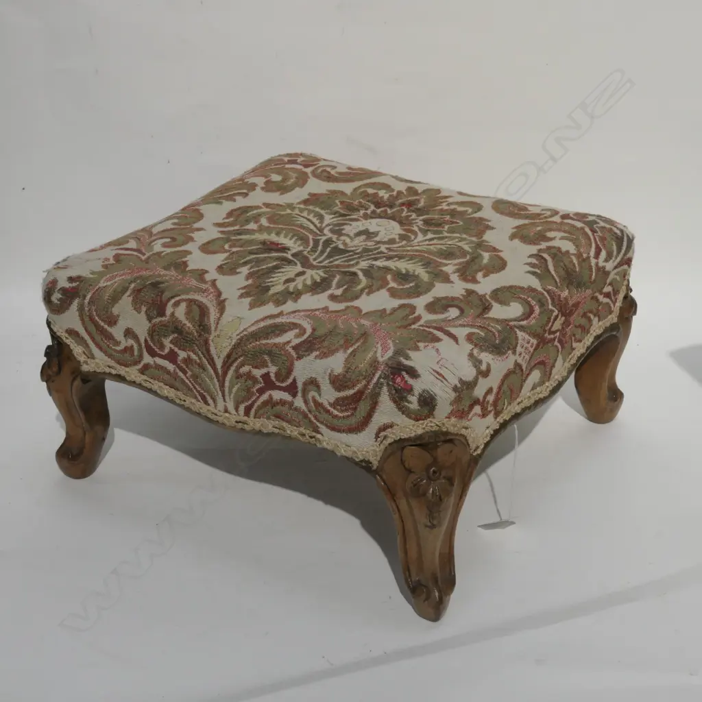 SMALL WALNUT FOOTSTOOL W. 340 Image 1++