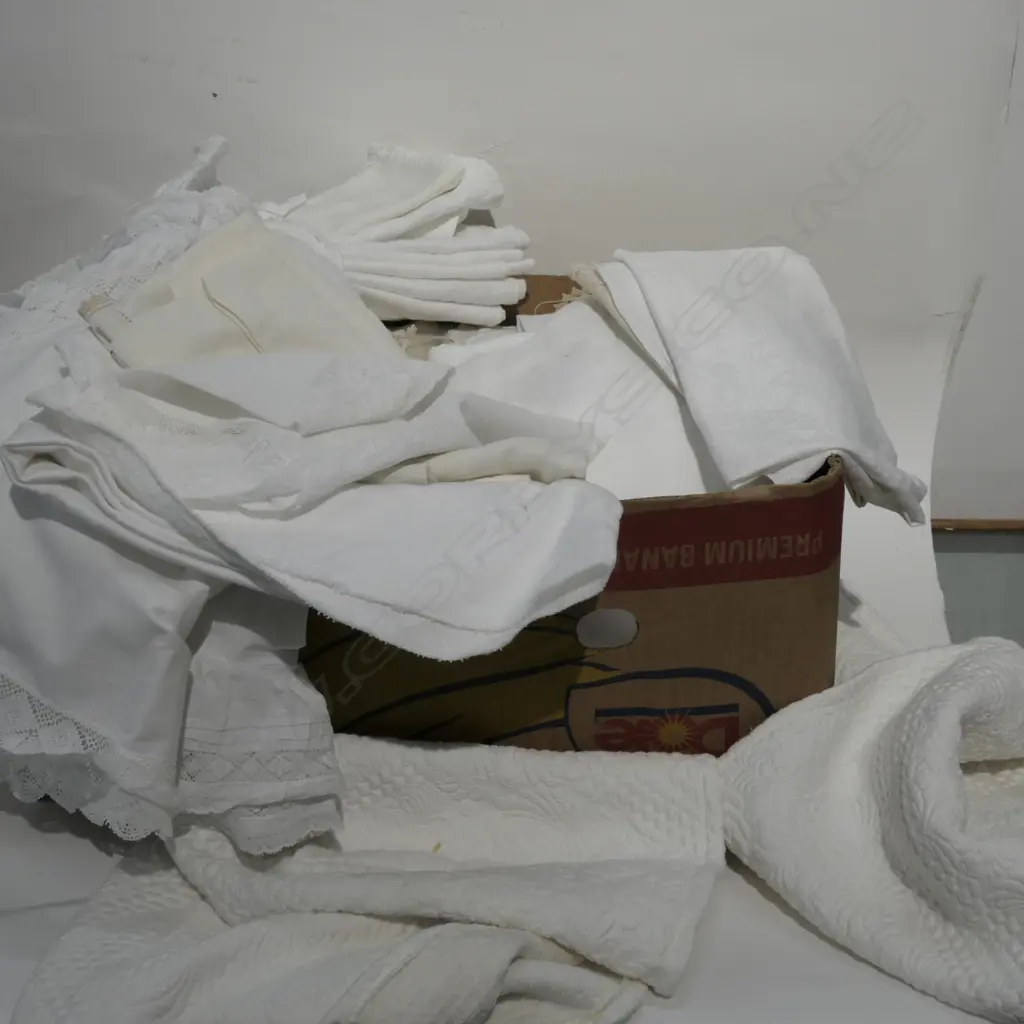 LOT ASST TABLE LINEN LACE ETC Image 1++