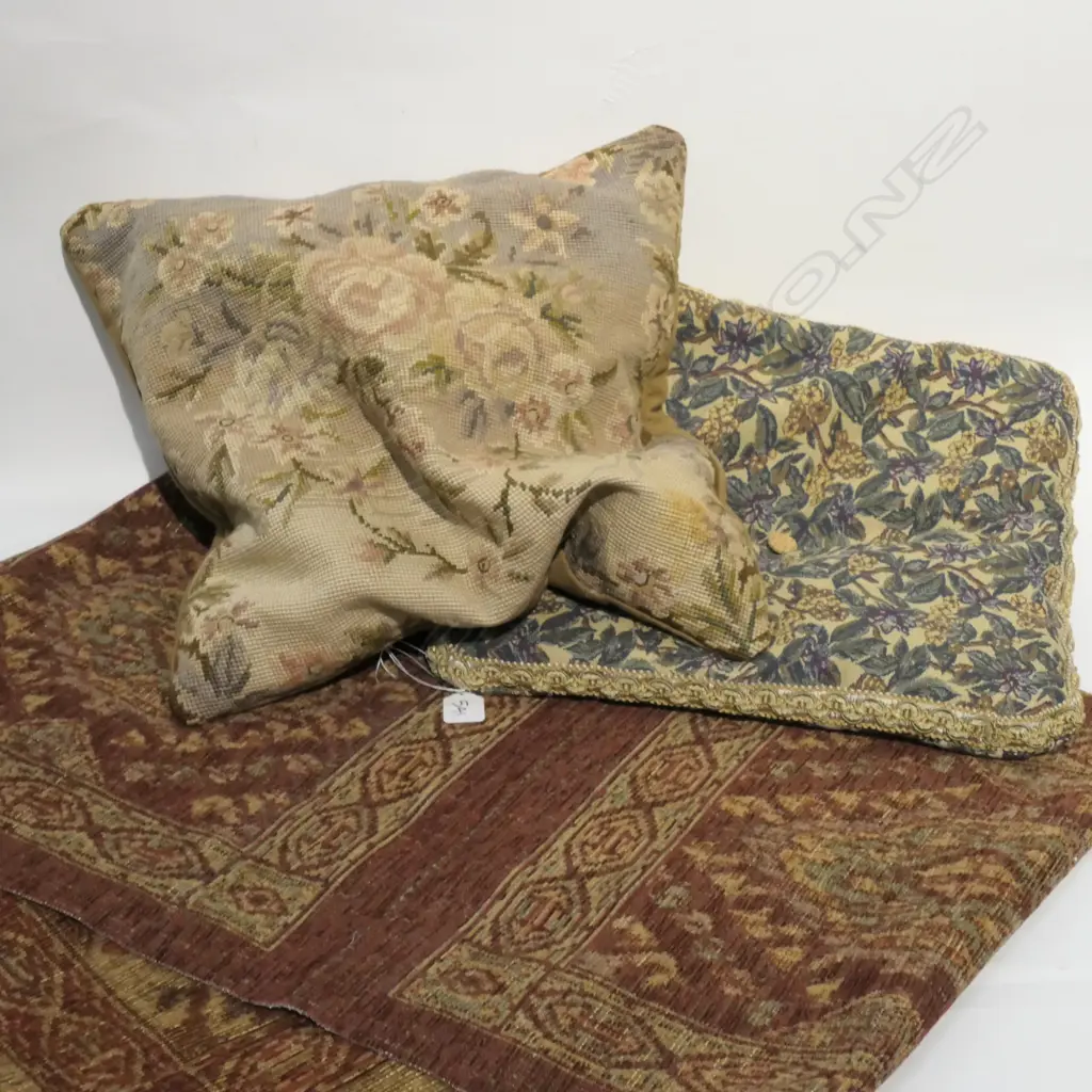 2 CUSHIONS AND TABLE RUNNER Image 1++