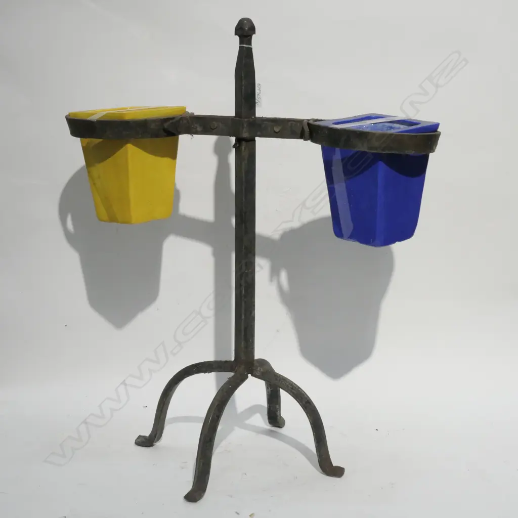 WROUGHT IRON PLANT HOLDER Image 1++