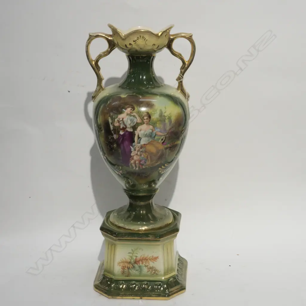 VICT. VASE ON STAND H. 530 Image 1++