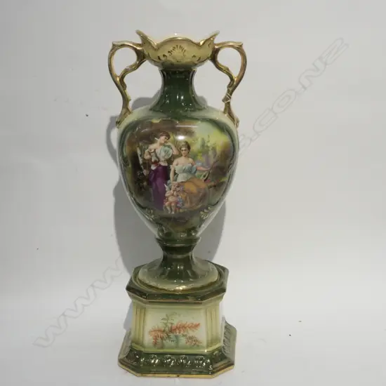 VICT. VASE ON STAND H. 530