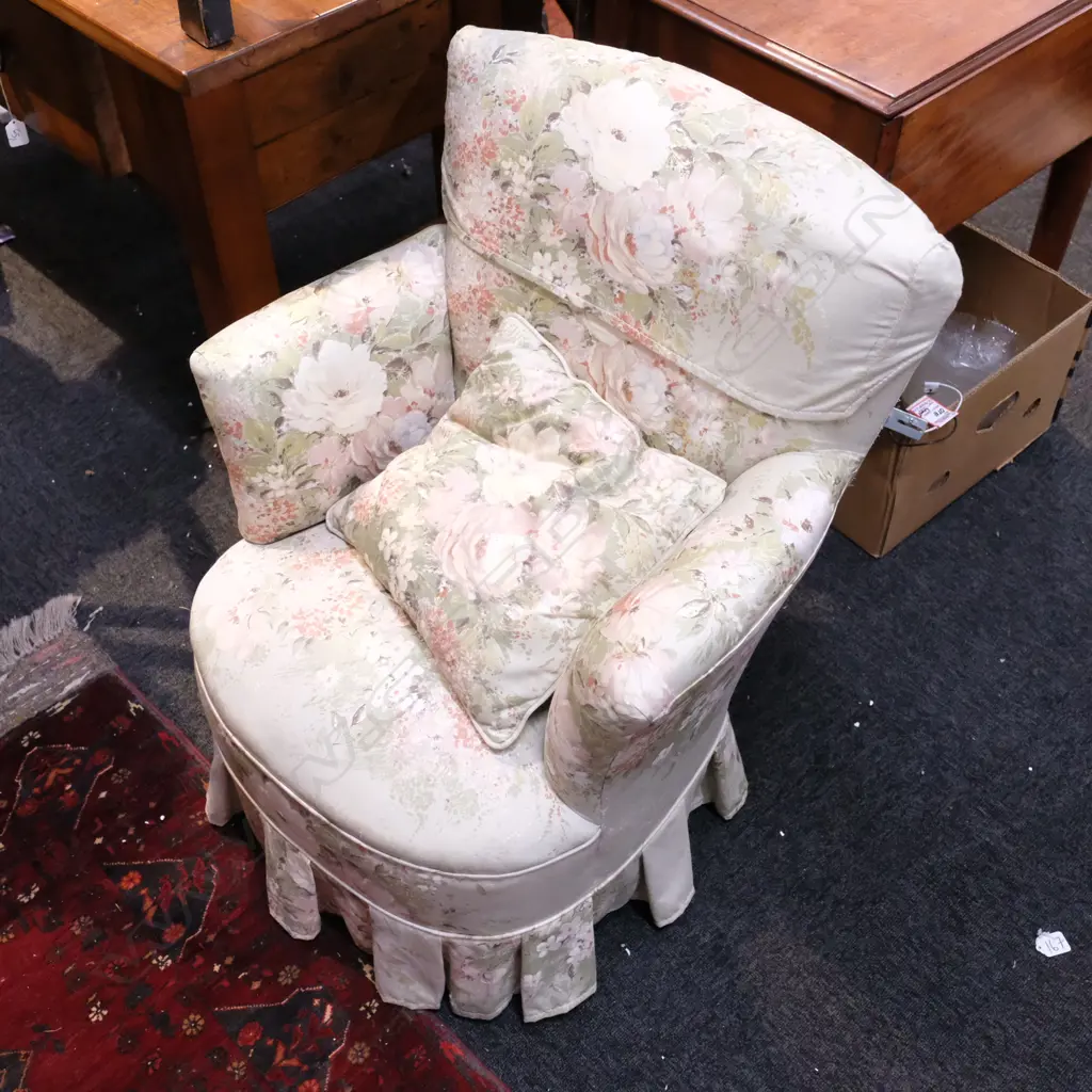 BEDROOM CHAIR Image 1++