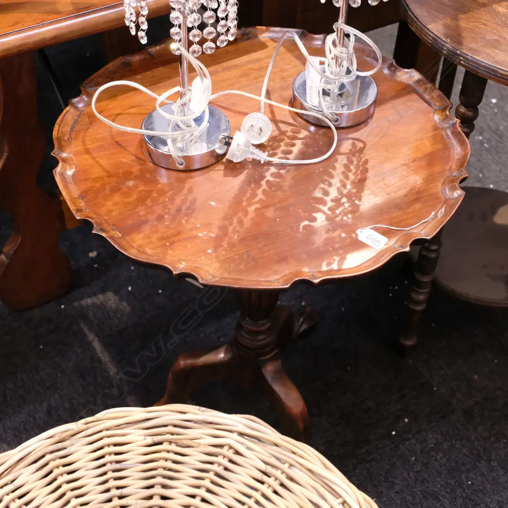 VICT. MAHOGANY PIE CRUST TILT TOP WINE TABLE DIA. 560MM Image 1++