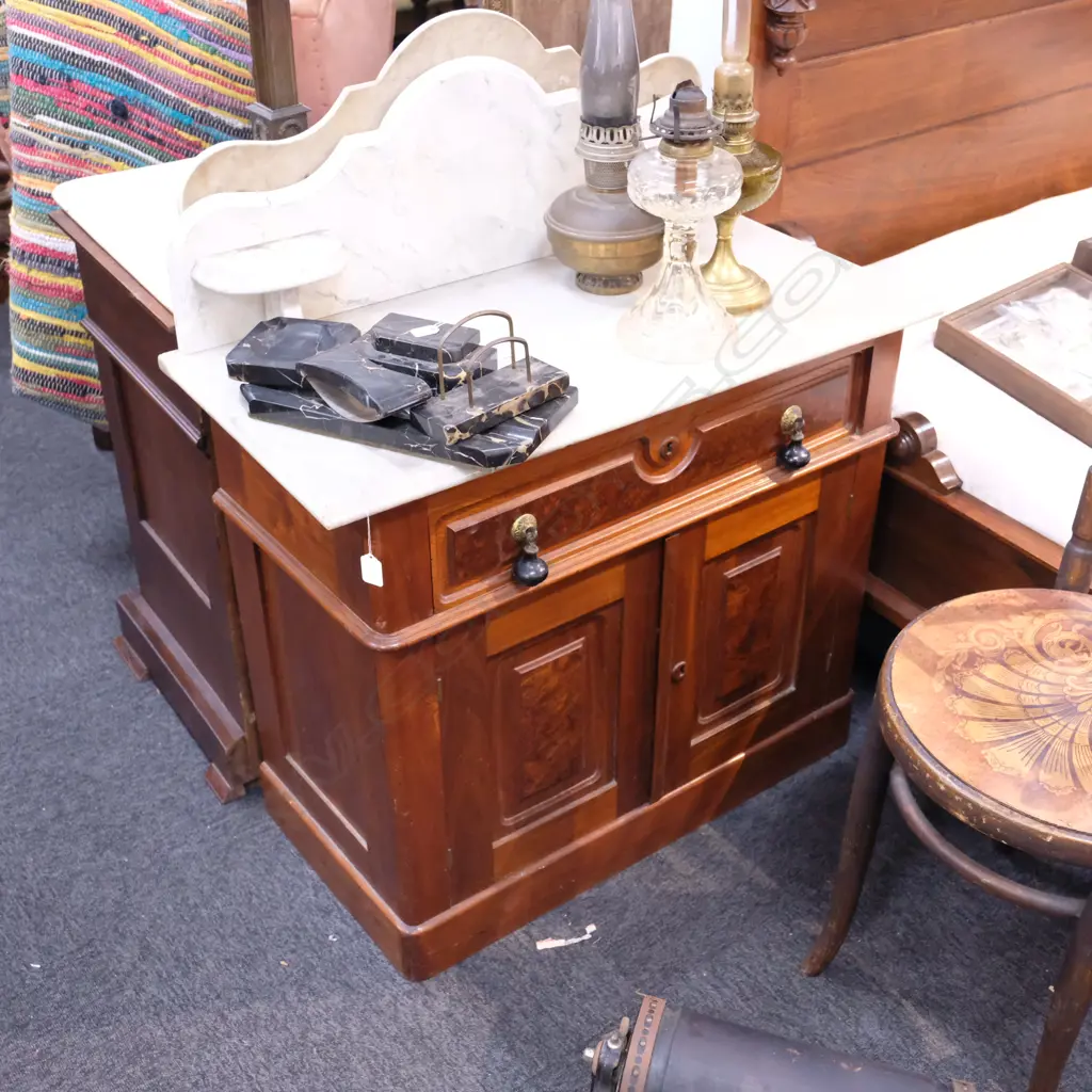 4 PC AMERICAN BEDROOM SUITE COMPRISING BED / DRESSING TABLE / BEDSIDES Image 1++