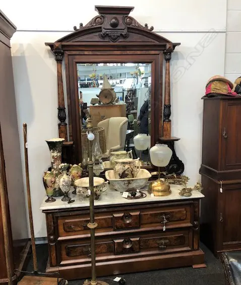 4 PC AMERICAN BEDROOM SUITE COMPRISING BED / DRESSING TABLE / BEDSIDES Image 1++