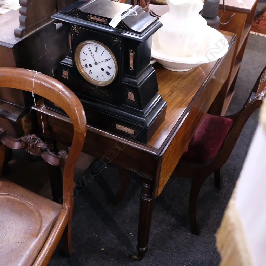 VICT. MAHOGANY PEMBROKE TABLE  Image 1++