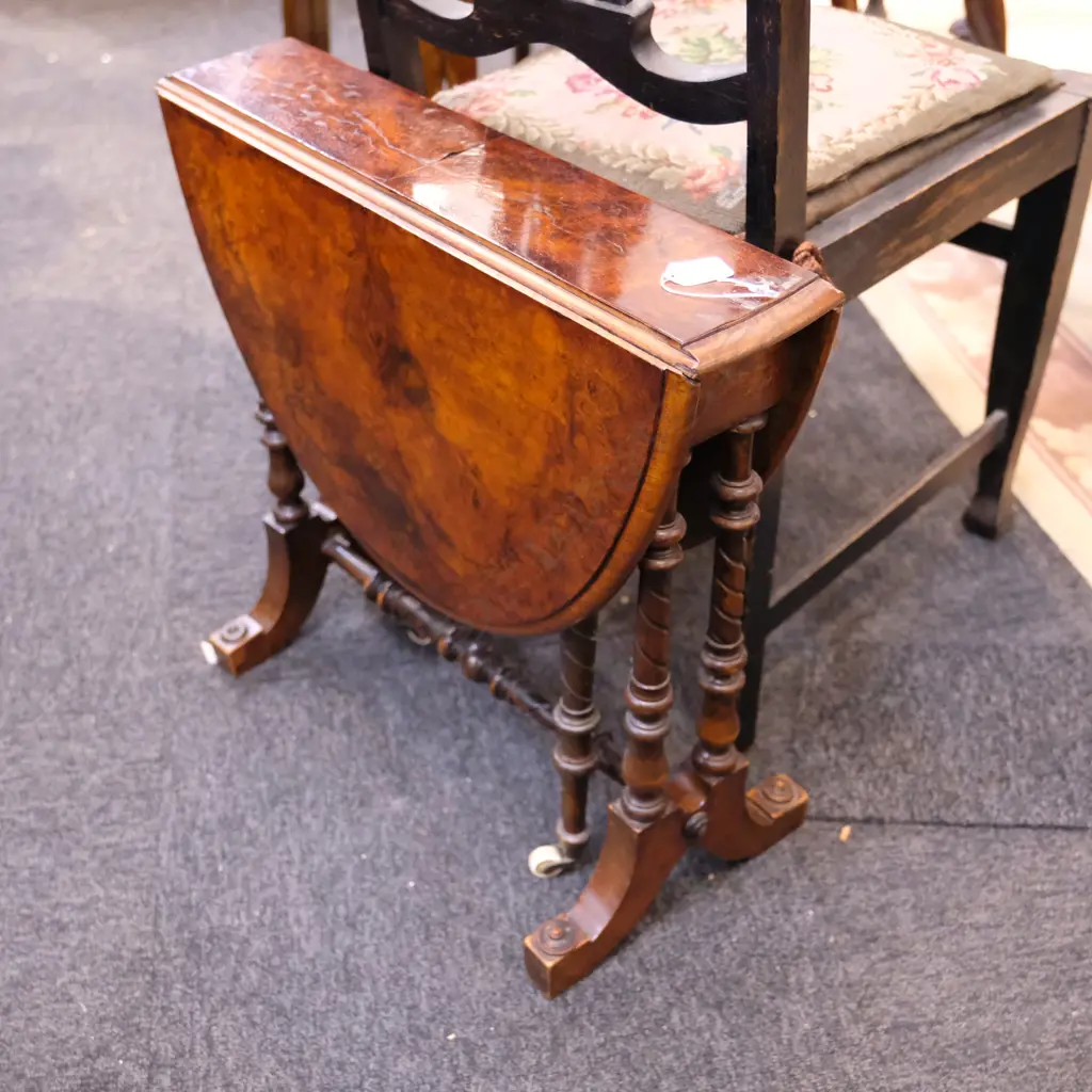 VICT. WALNUT DROPSIDE TABLE H. 510 Image 1++