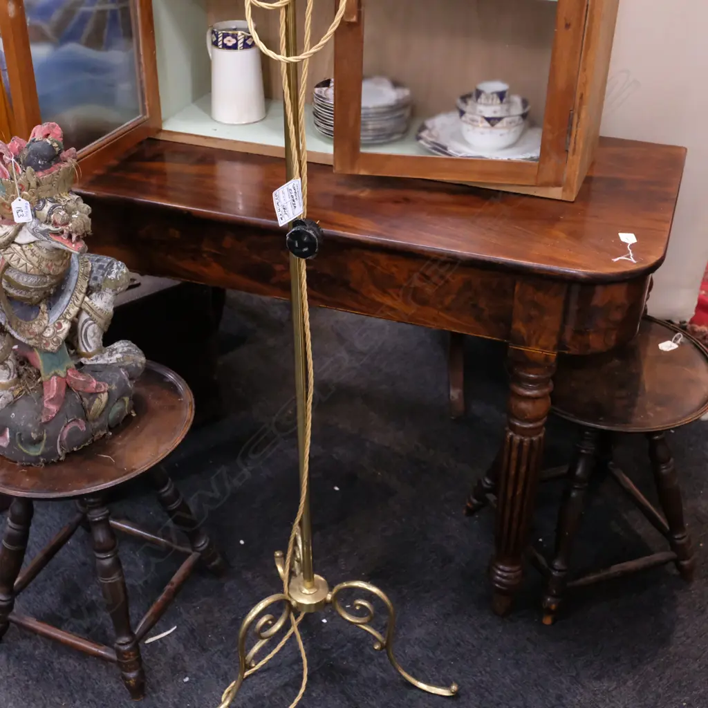 VICT. WALNUT SIDE TABLE W. 1200 Image 1++