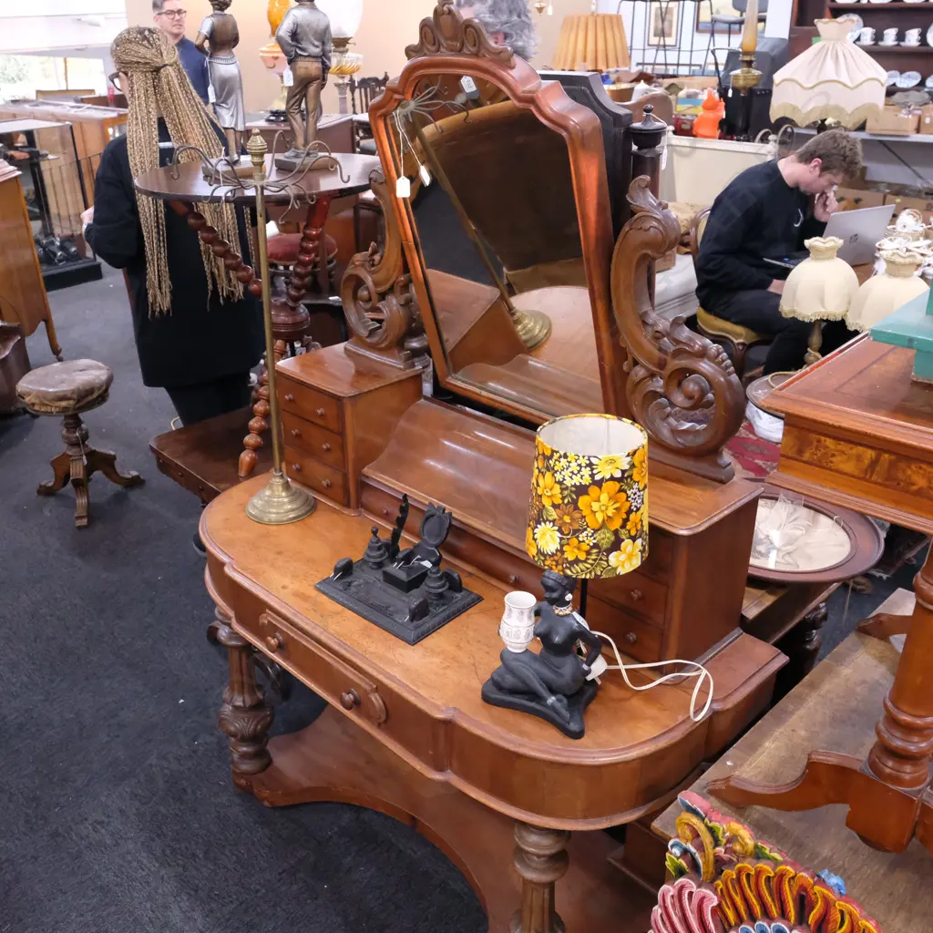 VICT. MAHOGANY DRESSING TABLE W. 1230 Image 1++