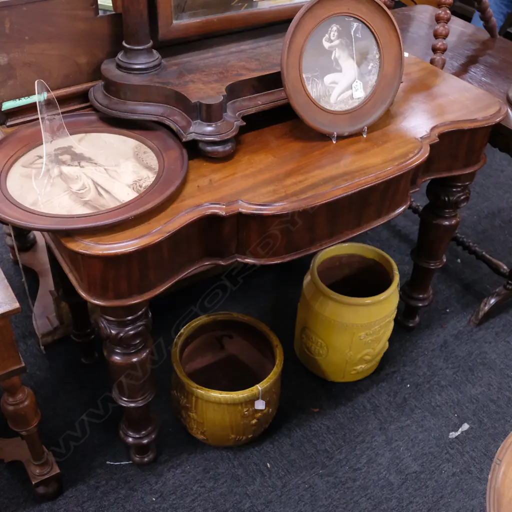 VICT. MAHOGANY HALL TABLE L. 1090 Image 1++