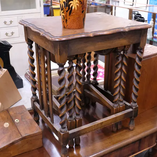 OAK NEST OF 3 BARLEY TWIST DROP SIDE TABLES H. 600