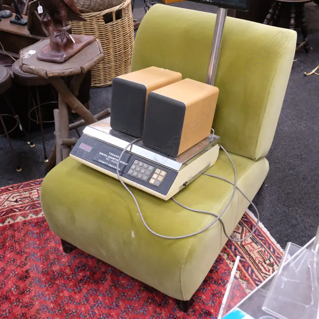 PR GREEN UPHOLSTERED LOUNGE CHAIRS W. 600 Image 1++