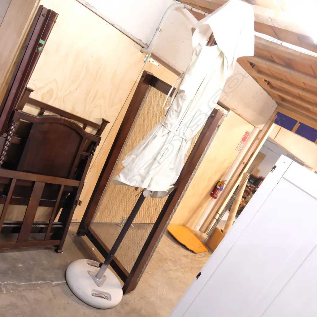 LARGE OUTDOOR UMBRELLA W/ WEIGHTED BASE Image 1++