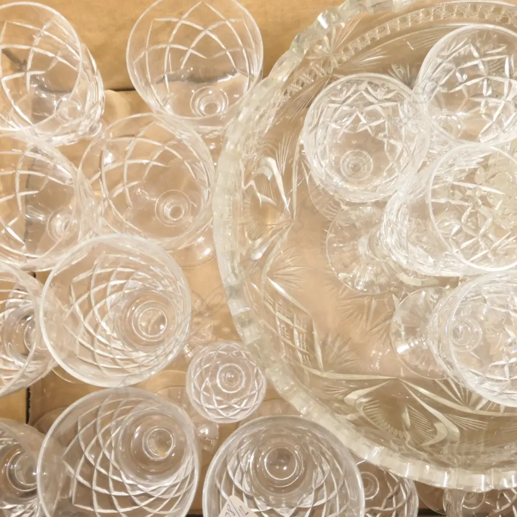 BOX OF  MIXED CRYSTAL GLASSES & GLASS BOWL  Image 1++