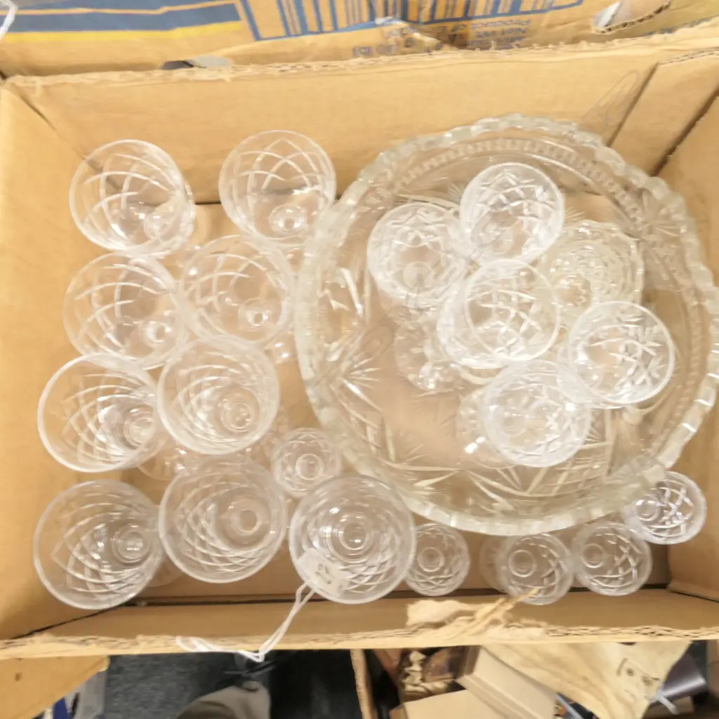 BOX OF  MIXED CRYSTAL GLASSES & GLASS BOWL  Image 1++