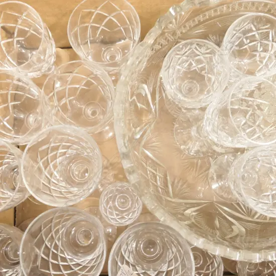 BOX OF  MIXED CRYSTAL GLASSES & GLASS BOWL 