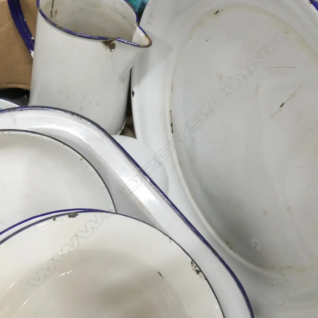 LOT ASST ENAMEL PLATES Image 1++