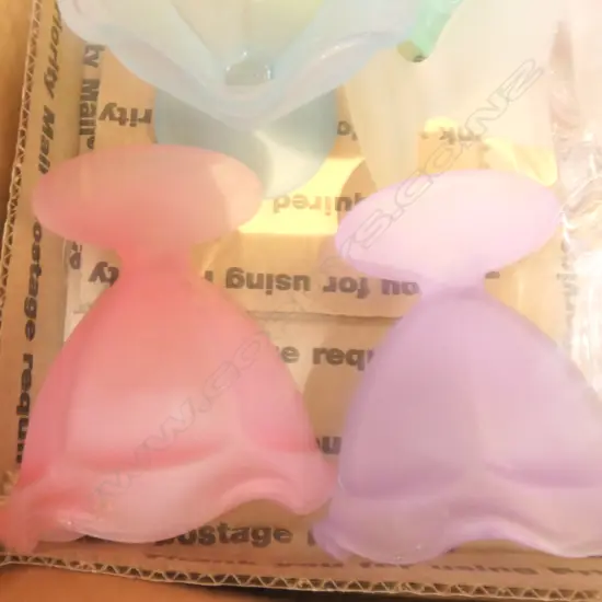 LOT ASST INCL. CUT CRYSTAL LEMONADE JUG / TUMBLERS + RED GLASS VASES