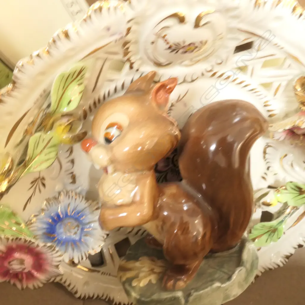 BESWICK GINGER NUT SQUIRREL & 2 DISHES Image 1++