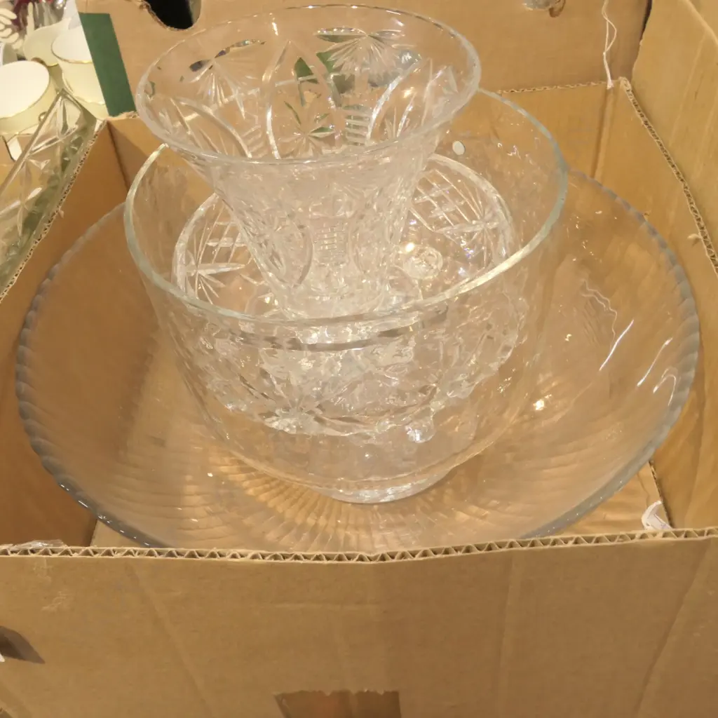 LOT ASST CRYSTAL + GLASSWARE Image 1++