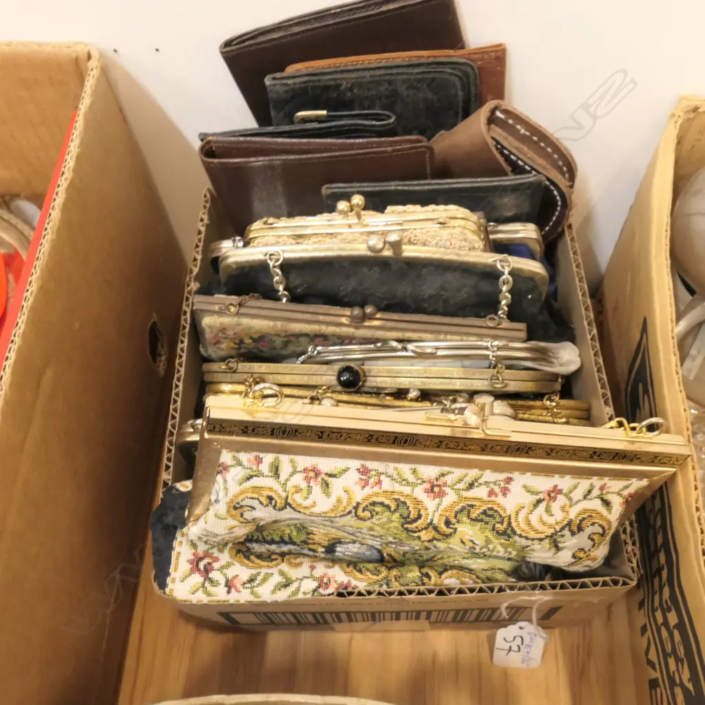 LOT ASST VINTAGE VINTAGE PURSES ETC Image 1++