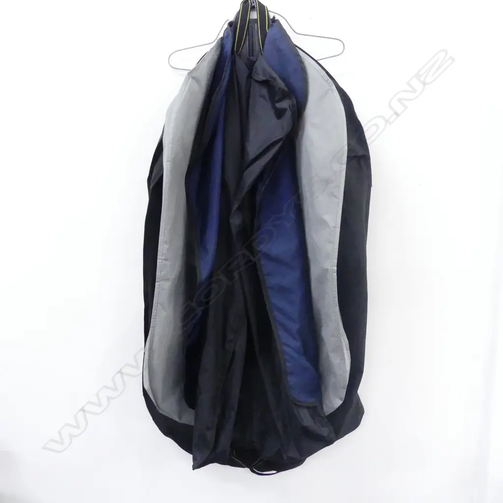 4 TRAVEL CLOTHES BAG COVER & 1 CLOTHES RACK Image 1++