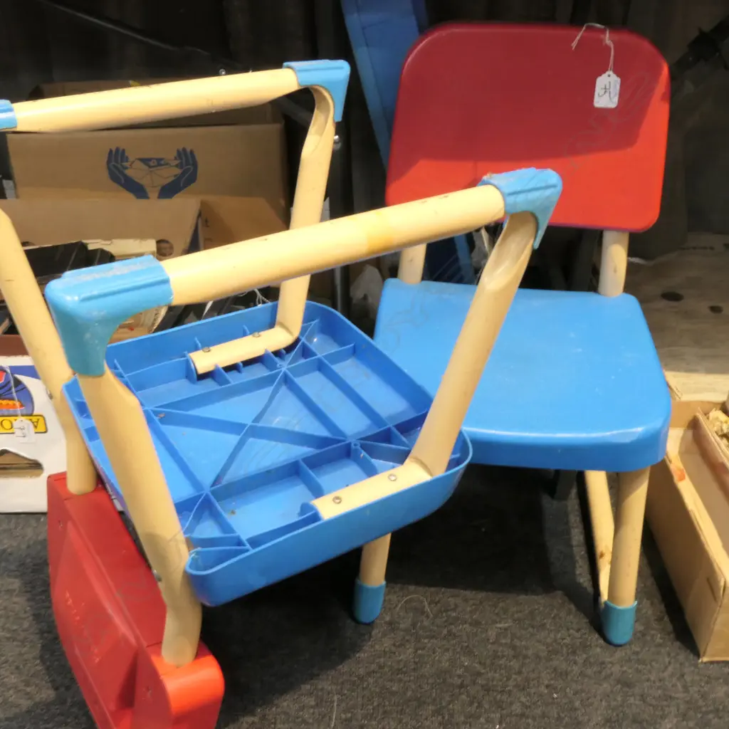 CHILDS TABLE & 2 CHAIR SET Image 1++