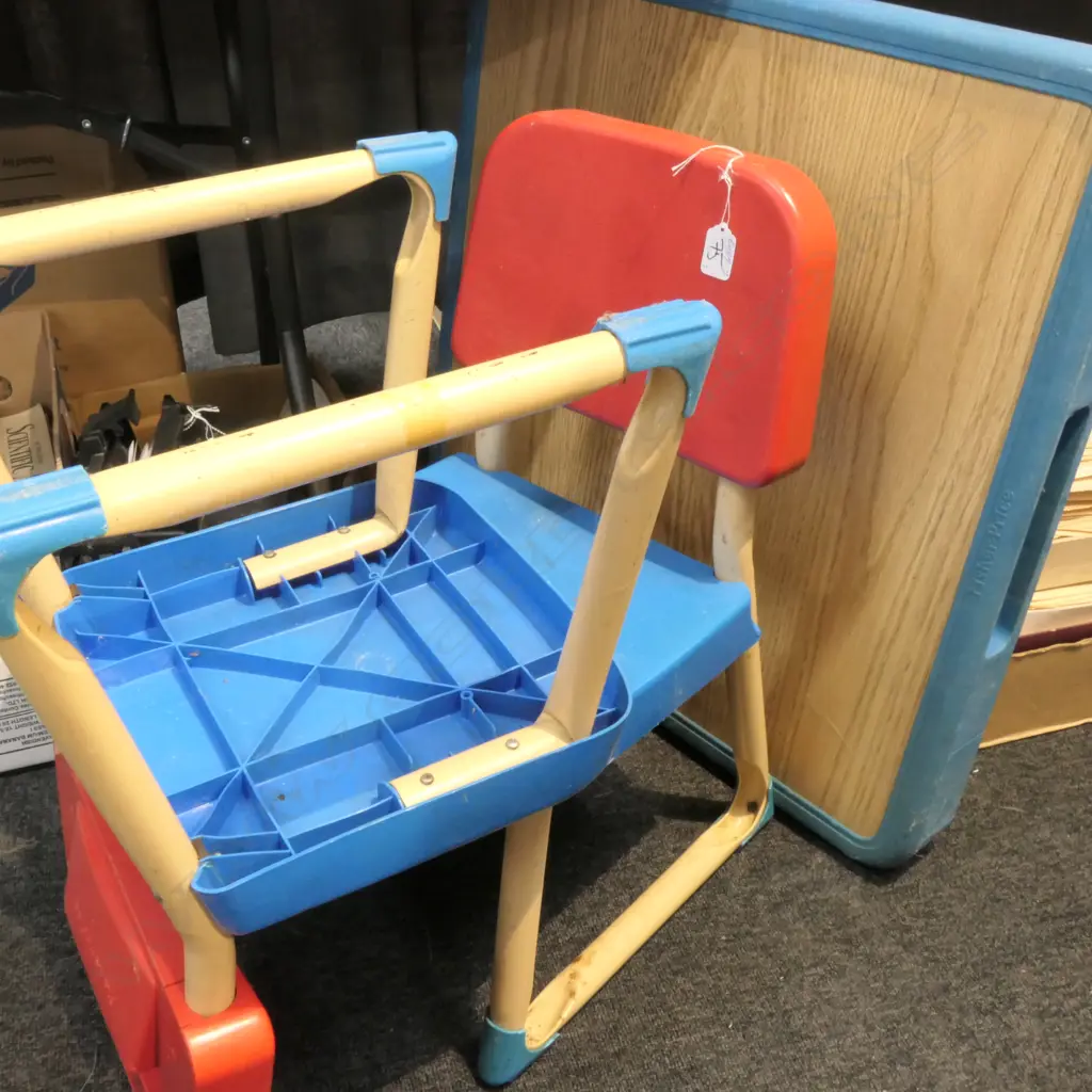 CHILDS TABLE & 2 CHAIR SET Image 1++