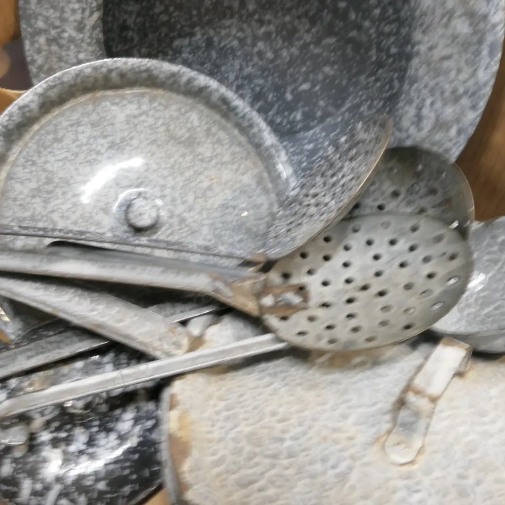 LOT ASST ENAMEL GRANITE WARE KITCHEN WARE Image 1++