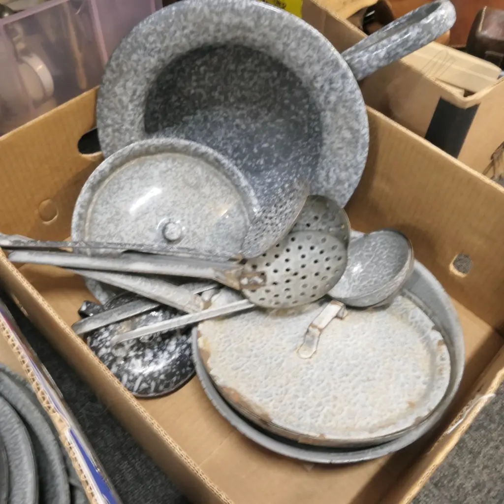 LOT ASST ENAMEL GRANITE WARE KITCHEN WARE Image 1++