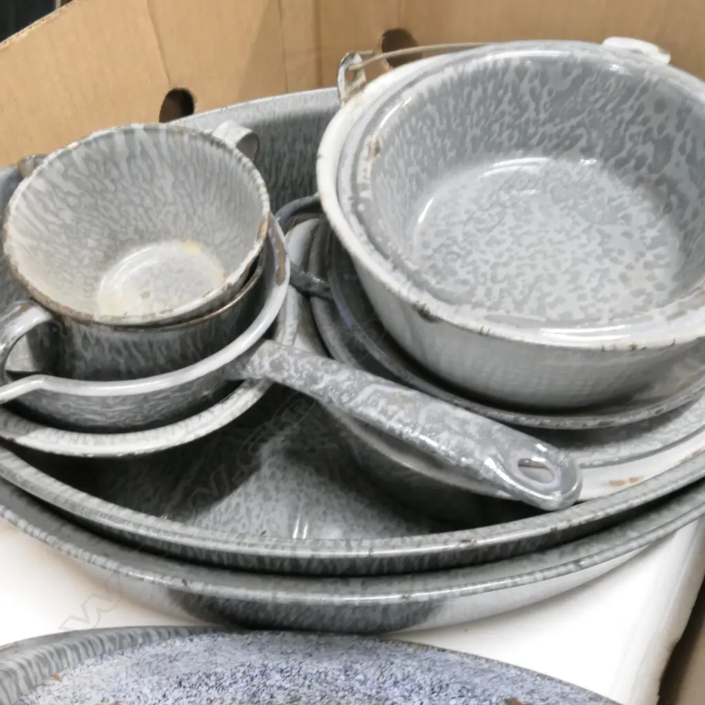 LOT ASST ENAMEL GRANITE WARE KITCHEN WARE Image 1++